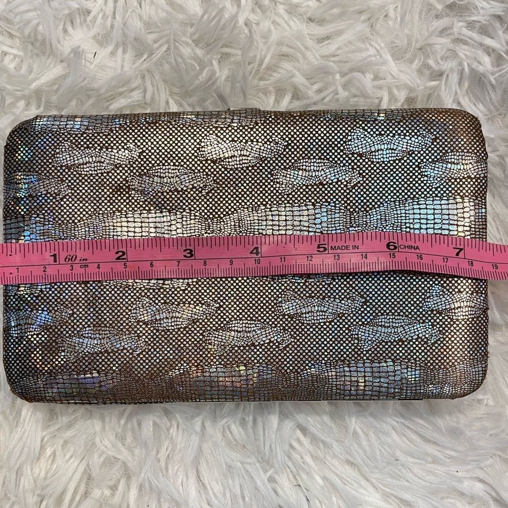š„Host Pick!š„Ā Vintage Y2K HolographicāSilverāSnakeskināClutch - Picture 7 of 10